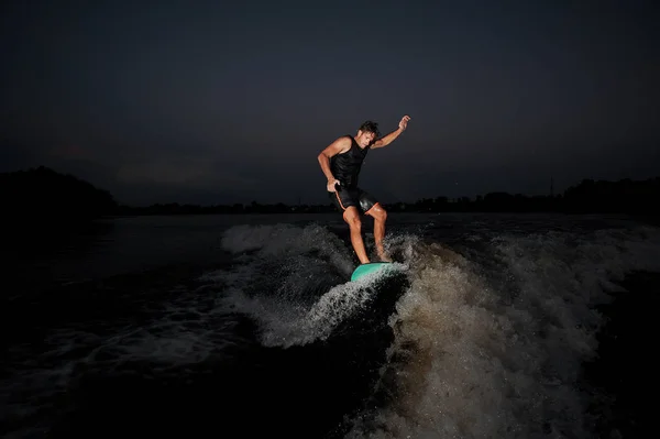 Ung Aktiv Brunet Ridning Wakeboard Natten Sjön Bakgrunden Sjön — Stockfoto