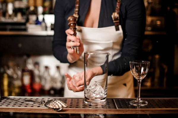 Óculos Equipamento Barman Fundo Menina Avental Branco Quebrando Cubo Gelo — Fotografia de Stock