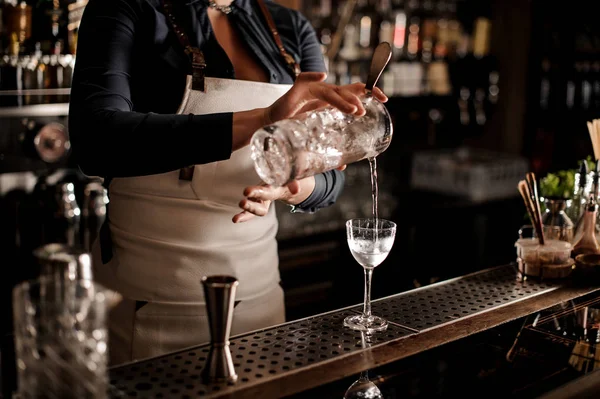 Barman Feminino Avental Branco Derramando Uma Bebida Alcoólica Copo Medição — Fotografia de Stock