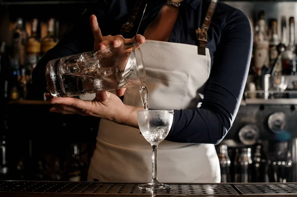 Barkeeper Der Weißen Schürze Gießt Ein Alkoholisches Getränk Aus Dem — Stockfoto