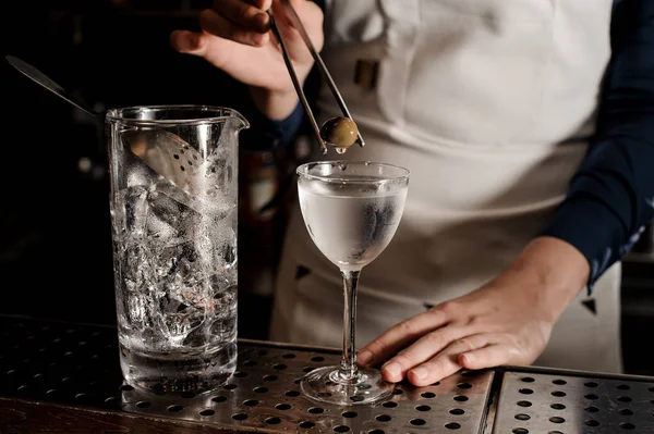 Kvinnlig Bartender Vita Förklädet Lägga Till Cocktail Oliv Med Pincett — Stockfoto