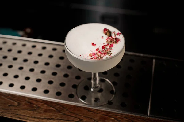 Freh Köstlichen Weißen Cocktail Mit Abschaum Mit Getrockneten Blumen Und — Stockfoto