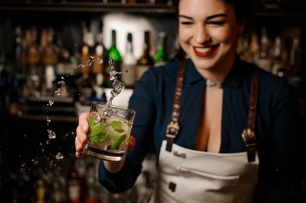 バーでカクテル グラスにミント ライムと新鮮なおいしい夏を保持している微笑のバーテンダーの女の子 — ストック写真