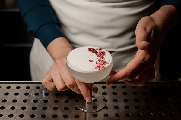 Bartender Girl Som Serverar Vit Cocktail Med Avskum Dekorerad Med — Stockfoto