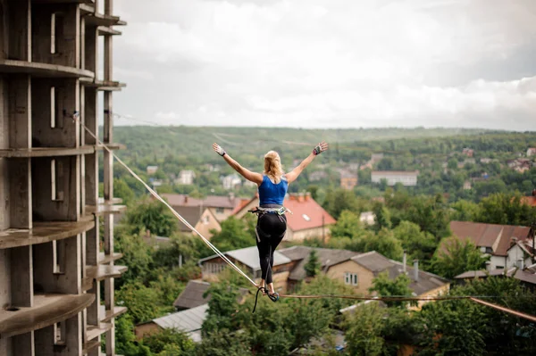 Blonde Junge Frau Auf Dem Slackline Seil Auf Dem Hintergrund — Stockfoto