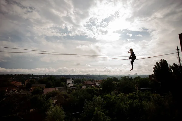 Junge Aktive Blondine Sitzt Auf Einem Bein Auf Dem Slackline — Stockfoto