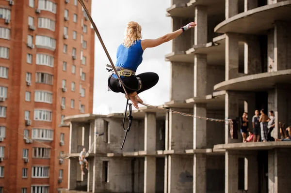 Rückansicht Blondine Setzte Sich Mit Menschengruppe Auf Das Slackline Seil — Stockfoto