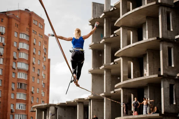 Junge Blonde Frau Steht Mit Erhobenen Armen Auf Dem Slackline — Stockfoto