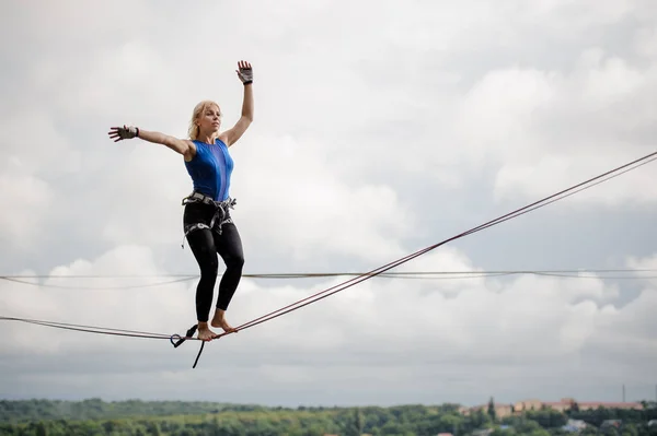 Junge Blonde Frau Balanciert Auf Dem Slackline Seil Vor Dem — Stockfoto