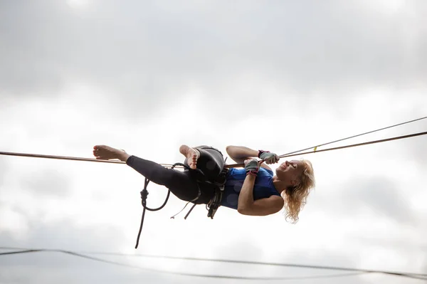 Aantrekkelijke Blondie Meisje Opknoping Slackline Touw Ondersteboven Achtergrond Van Clear — Stockfoto