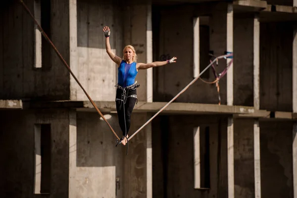 Gleichgewichtsbalancieren Mit Erhobenem Und Erhobenem Arm Rechts Auf Der Slackline — Stockfoto