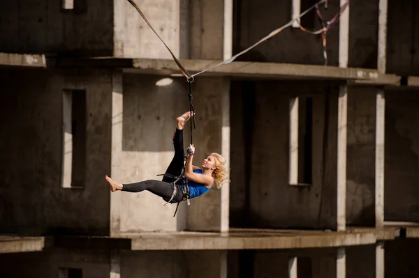 Giovane Donna Equilibrista Appeso Sulla Slackline Testa Giù Sullo Sfondo — Foto Stock