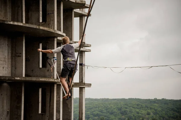 Mann Balanciert Auf Dem Slackline Seil Vor Dem Hintergrund Von — Stockfoto