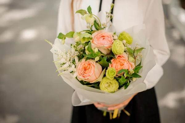 Écolière tenant un bouquet de roses festif lumineux — Photo