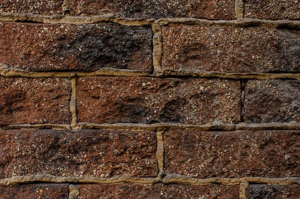 Kırmızı tuğla kirli bir dikiş bir çimento ile arka plan dokulu. Dekoratif tuğla duvar arka plan