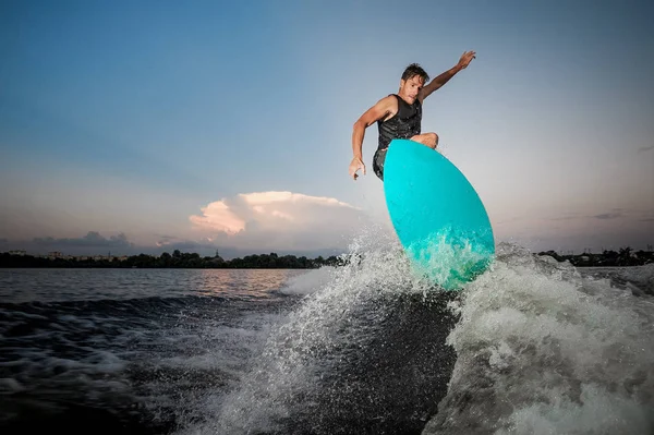 Homem Atlético Forte Pulando Wakesurf Abaixo Das Ondas Rio Contra — Fotografia de Stock