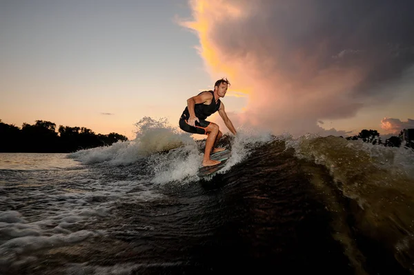 Csinos Fiatal Férfi Wakesurfing Folyó Hullámok Háttérben Gyönyörű Felhős Este — Stock Fotó