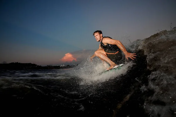 Hombre Joven Activo Cabalgando Wakesurf Por Río Fondo Del Hermoso —  Fotos de Stock