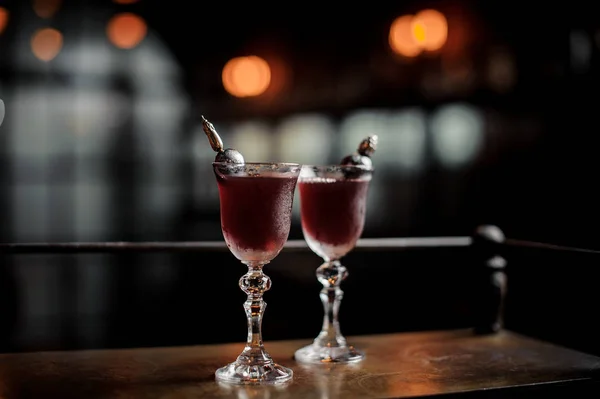 Två Inredda Mörka Röda Läckra Cocktails Baren Motverka Den Suddiga — Stockfoto