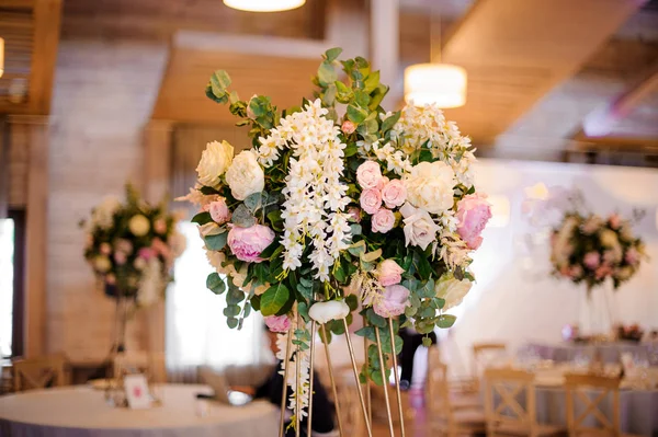 Весільний Декор Букет Ніжних Рожевих Півоній Троянд Зеленим Листям Під — стокове фото