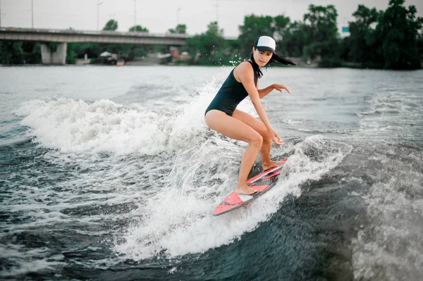 Jovem Morena Ativa Cap Equitação Wakesurf Alta Onda Lancha Fundo — Fotografia de Stock