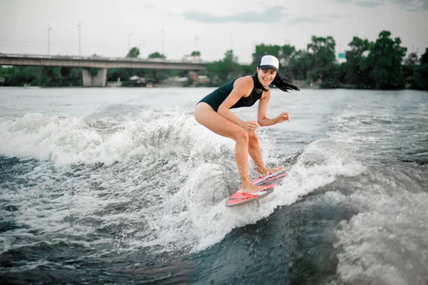 Joven Chica Morena Activa Cabalgando Wakesurf Las Rodillas Flexión Ola —  Fotos de Stock