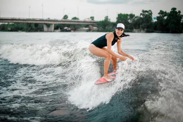 Ung Aktiv Brunett Flicka Ridning Wakesurf Böja Knäna Bakgrunden Bron — Stockfoto