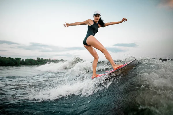 Visão Traseira Jovem Morena Ativa Menina Montando Wakesurf Alta Onda — Fotografia de Stock