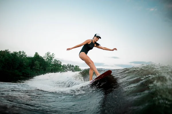 Jovem Mulher Morena Atraente Montando Wakesurf Laranja Alta Onda Lancha — Fotografia de Stock