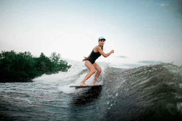 Atractiva Chica Morena Cabalgando Wakesurf Las Rodillas Dobladas Ola Alta —  Fotos de Stock