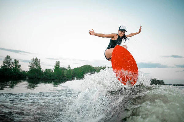 Unga Attraktiva Flicka Hoppa Den Orange Wakesurf Hög Våg Motorbåt — Stockfoto