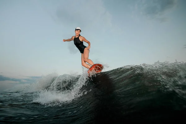 Mujer Montando Wakesurf Las Rodillas Flexión Ola Alta Lancha Motor —  Fotos de Stock