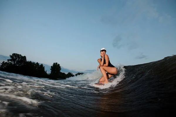 Aktive Frau Die Auf Einem Knie Auf Dem Wakesurf Vor — Stockfoto