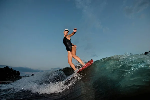 Jovem Atraente Atlético Morena Mulher Preto Maiô Equitação Laranja Wakesurf — Fotografia de Stock