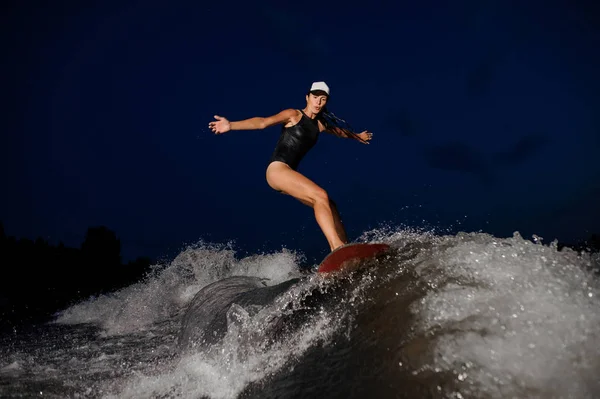 Vista Lateral Joven Morena Activa Mujer Cabalgando Wakesurf Ola Alta —  Fotos de Stock