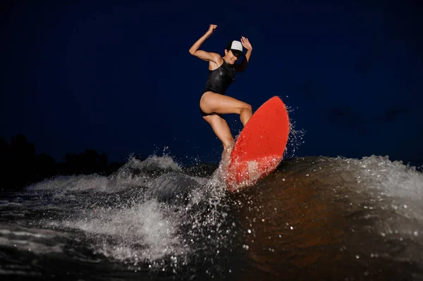 밤하늘의 배경에 오렌지 Wakesurf에 매력적인 — 스톡 사진