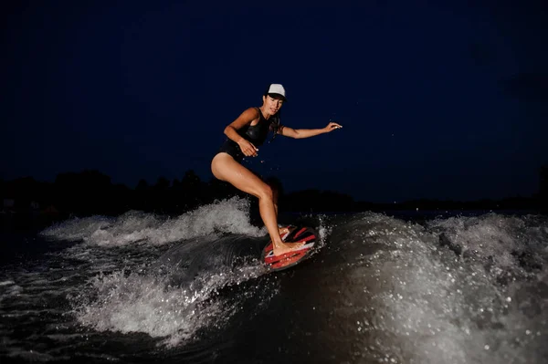 Joven Mujer Morena Atractiva Cabalgando Wakesurf Naranja Ola Alta Lancha —  Fotos de Stock