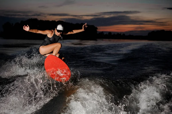 Brunett Tjej Hoppar Den Orange Wakesurf Hög Våg Bakgrunden Natthimlen — Stockfoto