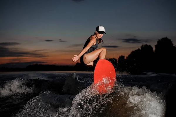 Junge Attraktive Brünette Frau Springt Auf Dem Orangefarbenen Wakesurf Auf — Stockfoto