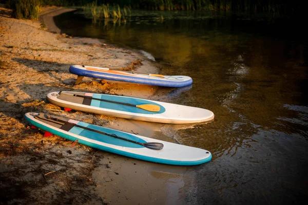 Три Білі Сині Дошки Веслами Лежать Біля Води Березі Озера — стокове фото