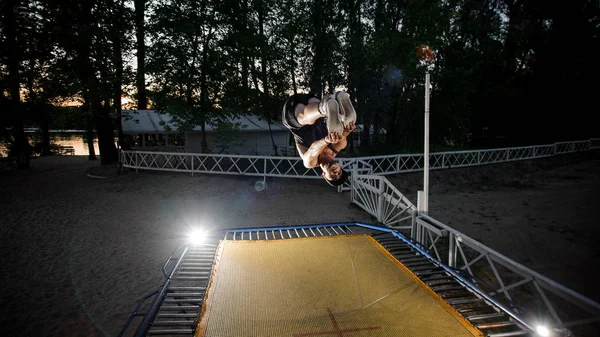 Junger Mann Macht Flip Auf Dem Gelben Trampolin Vor Dem — Stockfoto