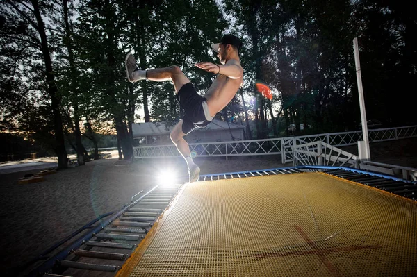 Junger Mann Mit Nackter Brust Der Abends Auf Dem Gelben — Stockfoto