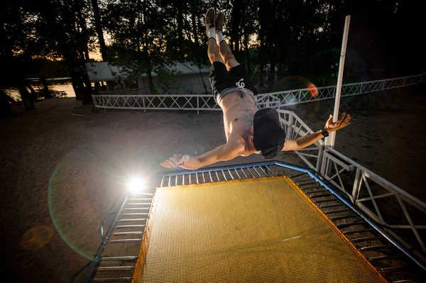 Junger Mann Mit Nacktem Oberkörper Der Abends Auf Dem Gelben — Stockfoto