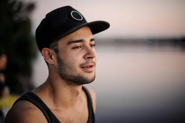 Atractivo Joven Sonriente Sombrilla Oscura Mirando Distancia Pie Sobre Fondo — Foto de Stock