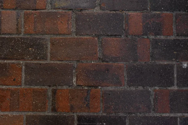 行四角形の茶色と黒のレンガの建物のコンクリートの外壁の写真をクローズ アップ — ストック写真