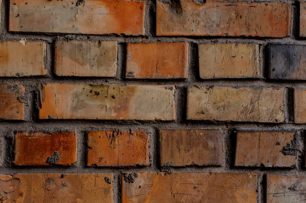 四角形の茶色のレンガの間のコンクリートの線で古い汚れた外壁の写真 — ストック写真