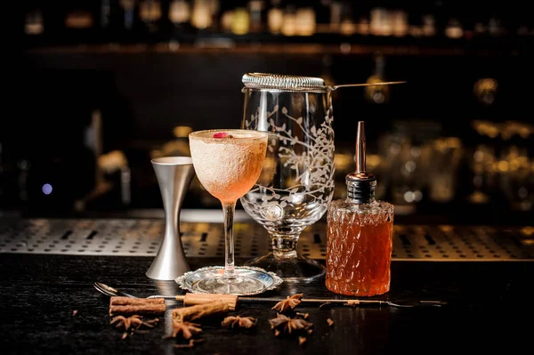 Elegante Cocktailglas Met Lekkere Zoete Zomer Cocktail Versierd Met Roze — Stockfoto