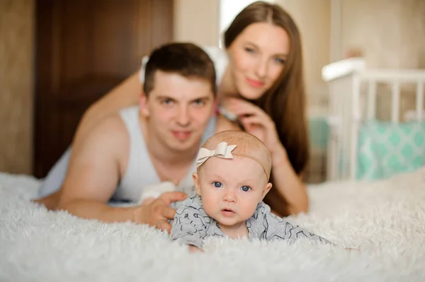 Pasgeboren Babymeisje Met Leuke Strik Hoofd Liggend Het Bed Met — Stockfoto