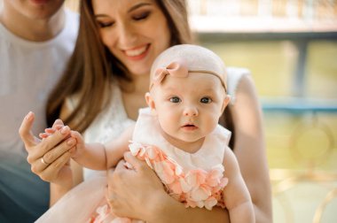 Mutlu gülümseyen baba ve anne ile şirin bebek kız parkta güneşli yaz gününde yürüyüş