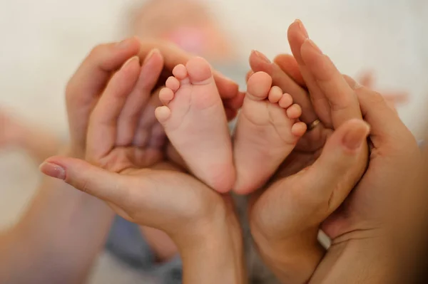 Baby Feet Heart Little Baby Feet Mom Dad Hands Background — Stock Photo, Image